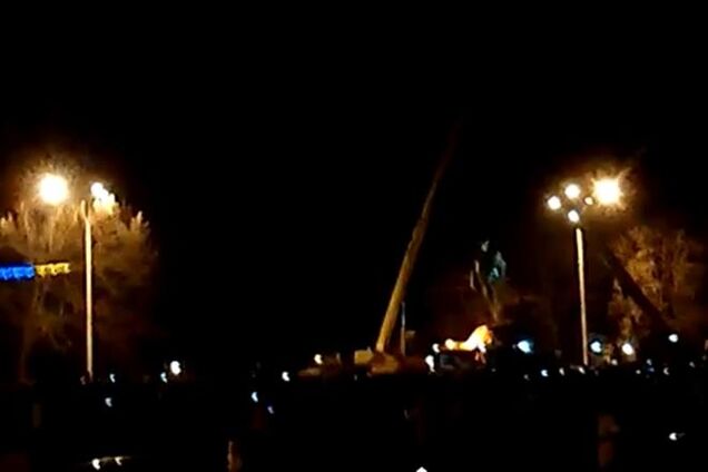 В Прилуках снесли памятник Ленину