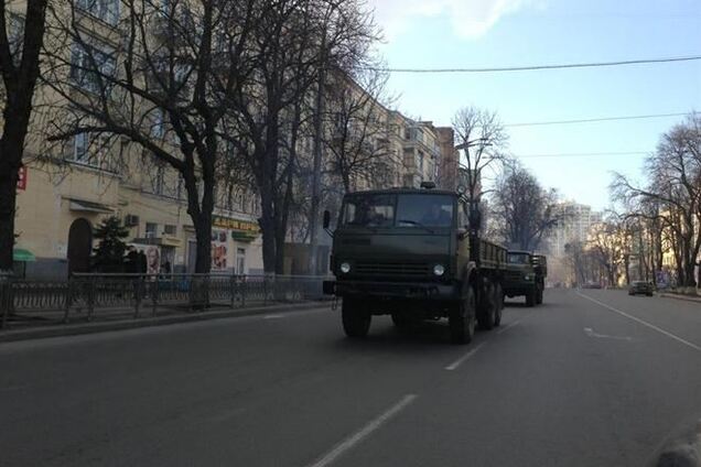 На Печерске замечены военные грузовики без номеров