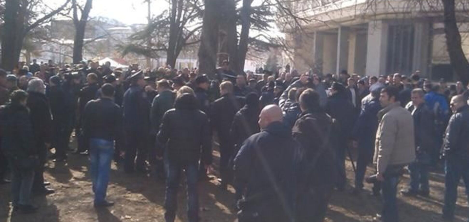У Сімферополі 'тітушкі', вигукуючи 'Україна - це Росія', напали на мітингувальників