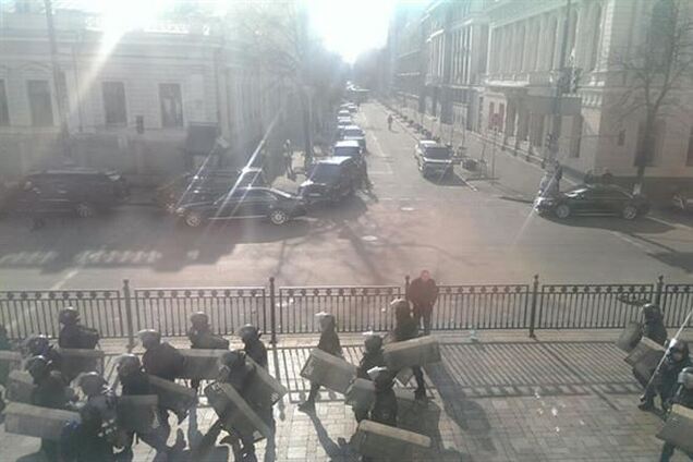 Силовики покинули правительственный квартал в Киеве