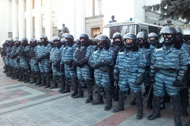 Возле Рады собрались отряды милиции, есть два водомета и БТР    