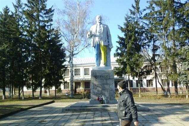 В Каневе на Ленина надели желто-голубые штаны