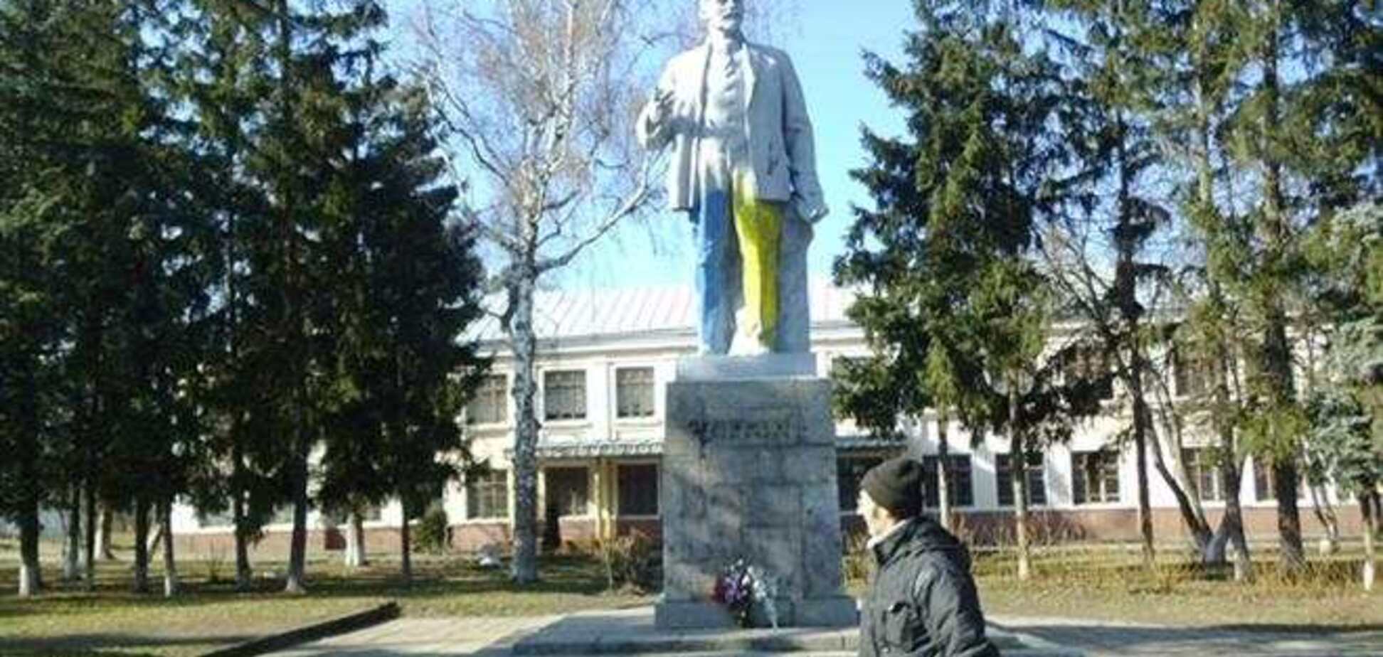 В Каневе на Ленина надели желто-голубые штаны