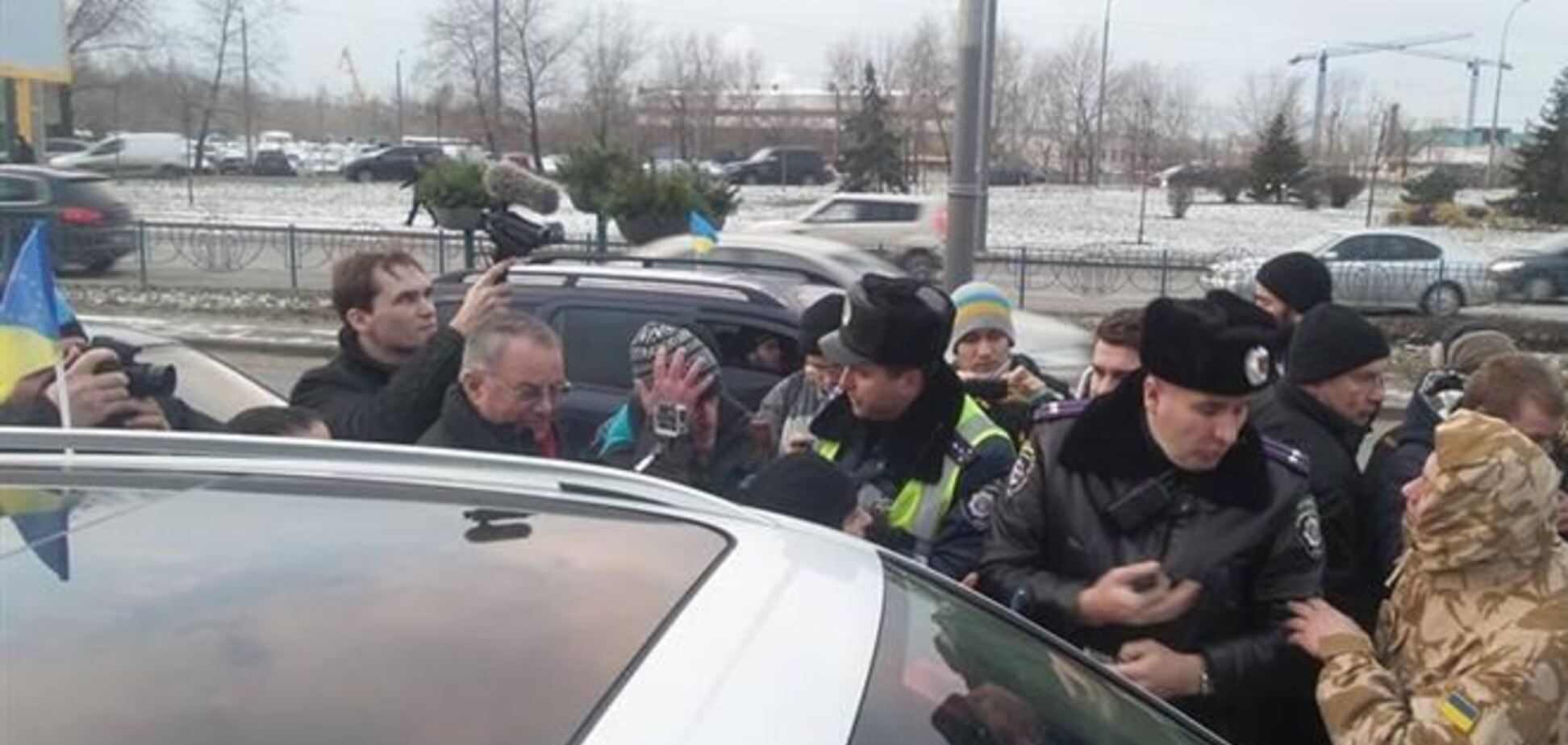 На Русановке титушек разогнали пенсионеры с лопатами