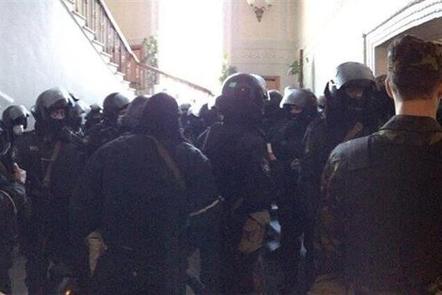 У Захарченко утверждают, что силовики с автоматами в Раде укрывались от стрельбы