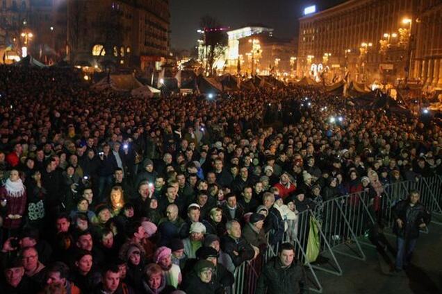 На Майдане прощаются с погибшими митингующими