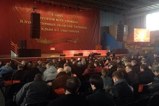 Участники съезда Добкина в зале слушают Высоцкого