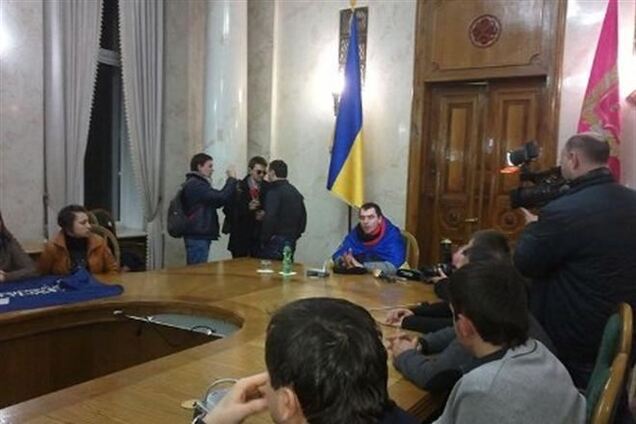 В кабинете Добкина евромайдановцы провели экскурсию