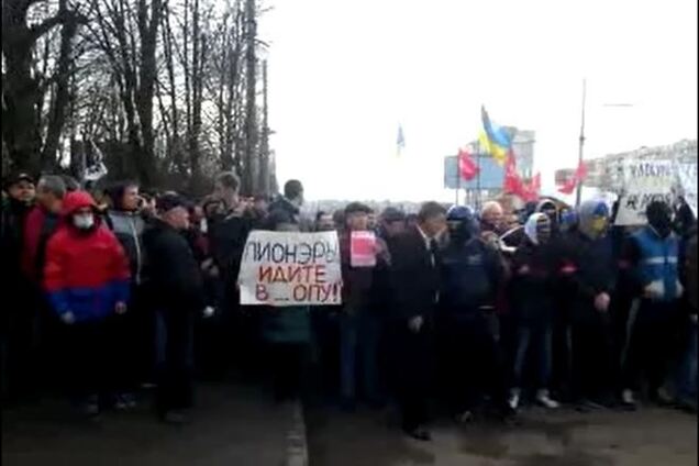 Возле места проведения съезда 'Украинского фронта' противостояние