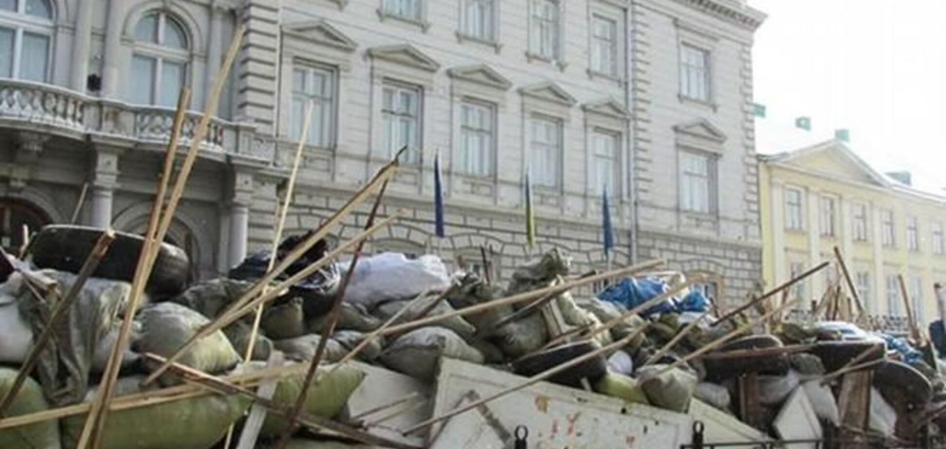 Во Львове туристы фотографируются на фоне захваченных зданий