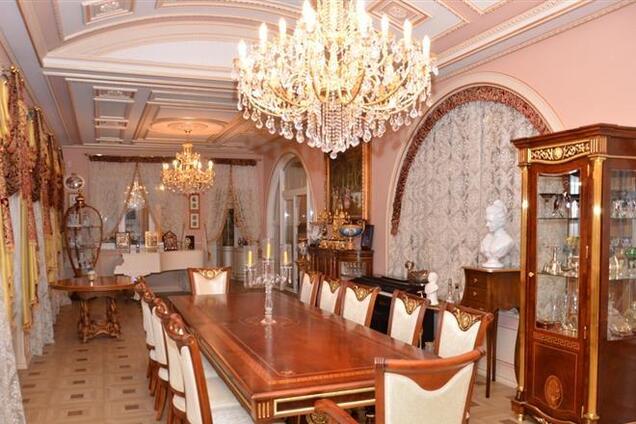 Оприлюднено скарби Пшонки: викрадені Євангеліє, мощі святих в кабінеті, яйця Фаберже