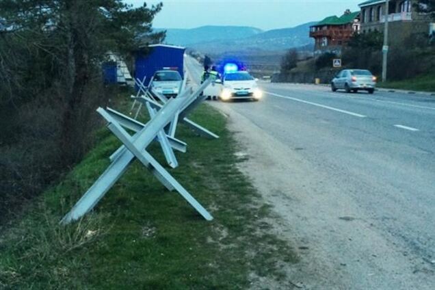 СМИ: на въезде в Севастополь появились противотанковые ежи