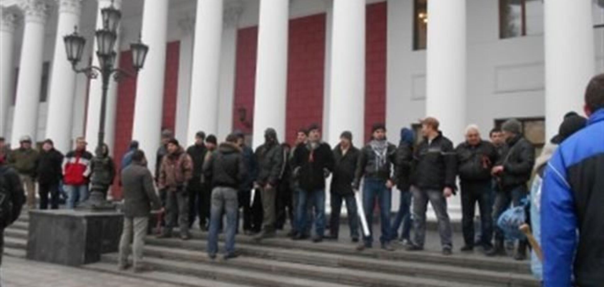 Возле мэрии Одессы 'титушки' напали на журналистов