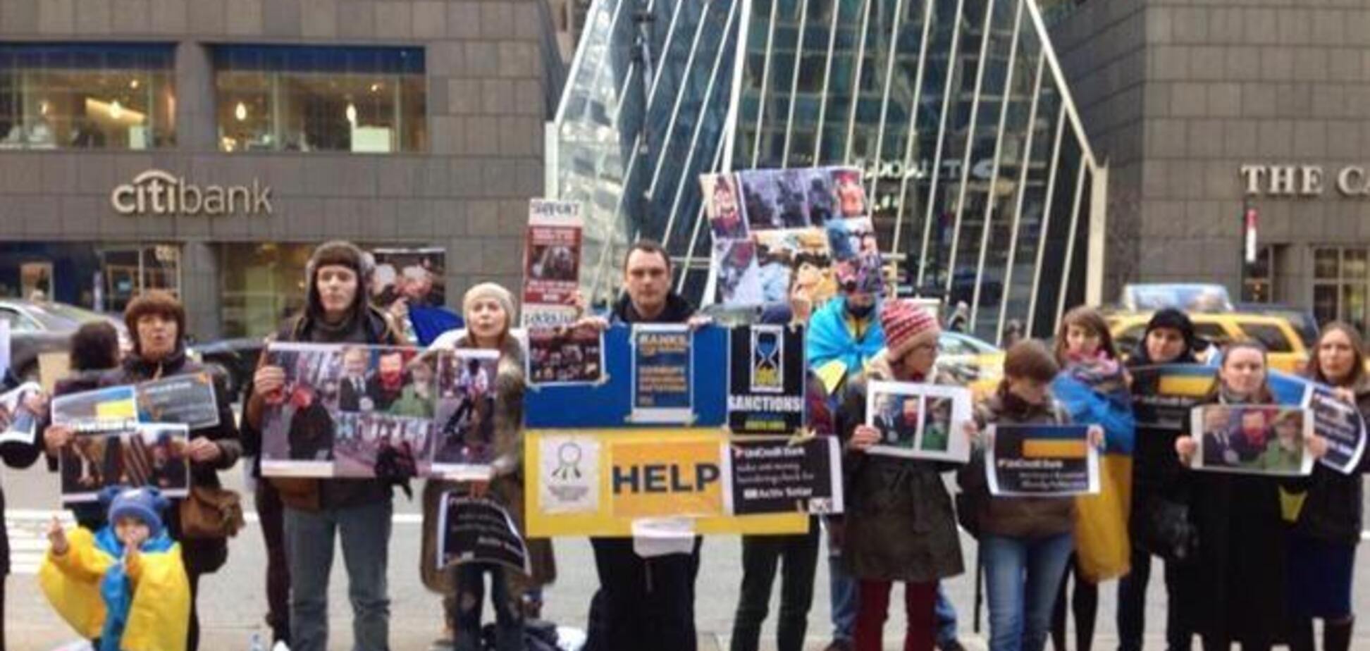 Украинская диаспора в Нью-Йорке пикетировала офис Unicredit Bank