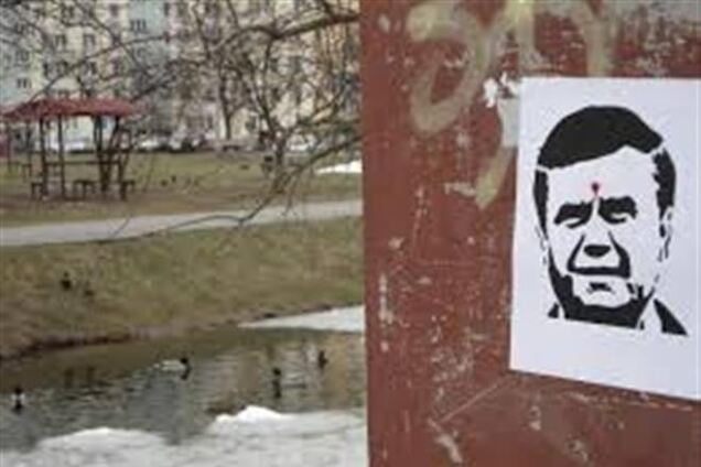 'Правый сектор' требует освободить заключенного, который распространял граффити Януковича с красной точкой на лбу