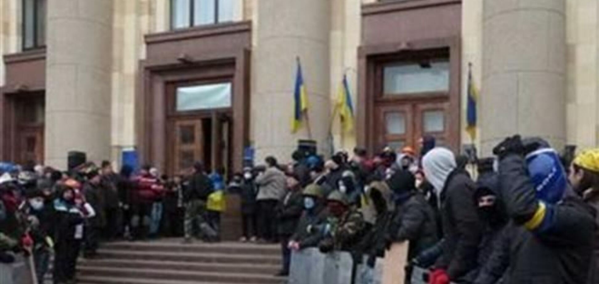 В Харькове сотрудники ОГА покидают здание с вещами