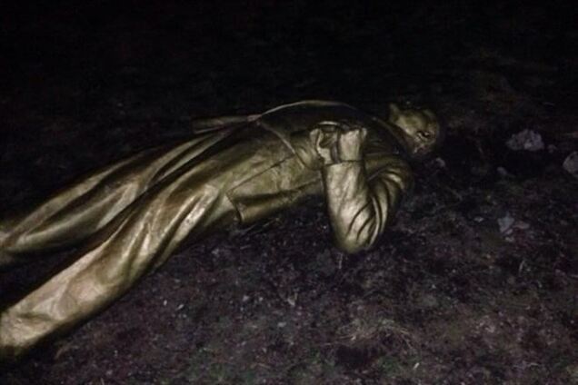 На Луганщині під колесами джипа 'загинув' пам'ятник Леніну