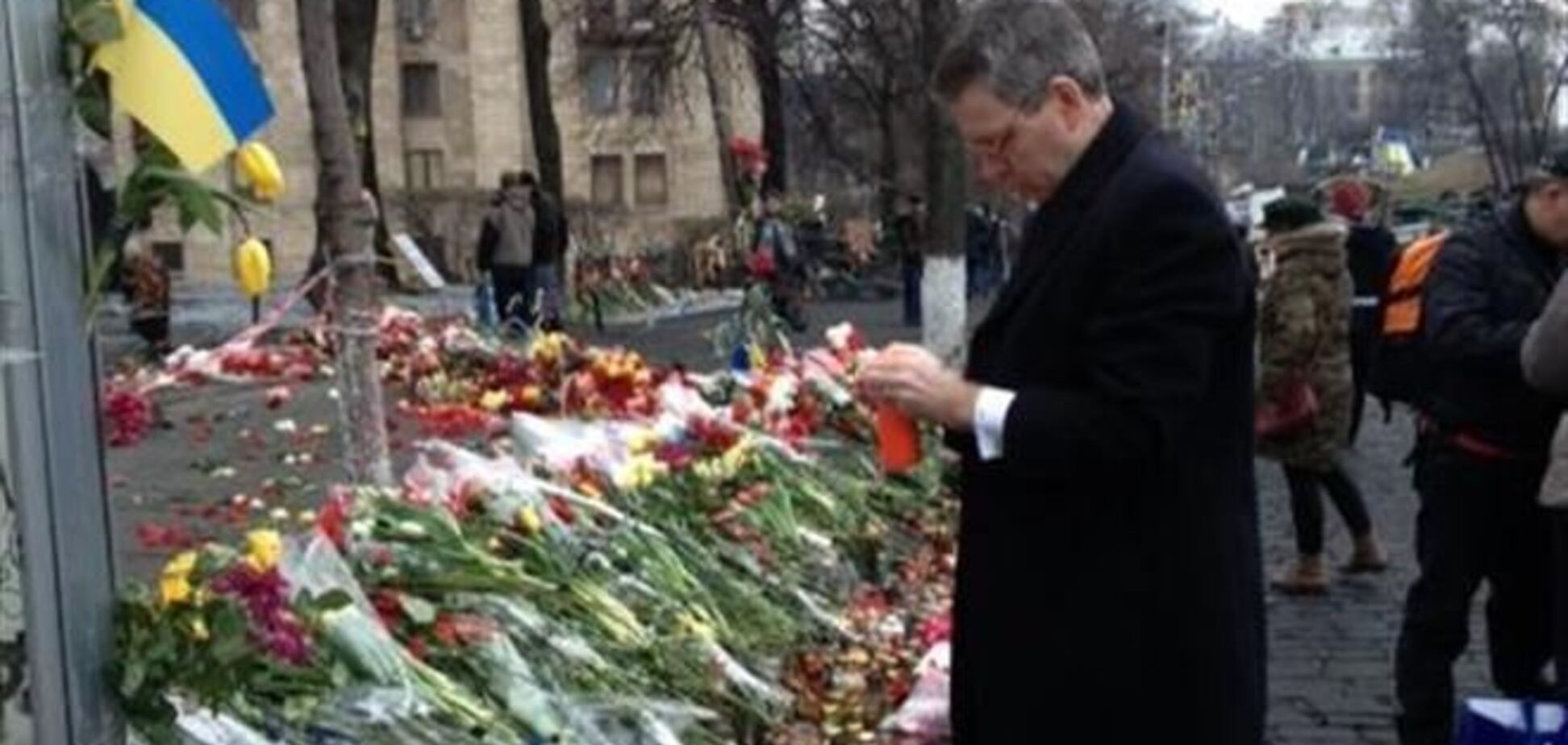 Посол США зажег свечу на Институтской