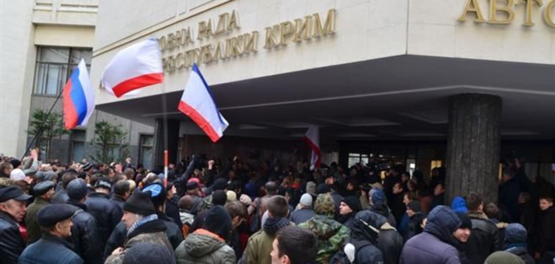 Сепаратисти блокували Верховну Раду Криму і вимагали проведення референдуму