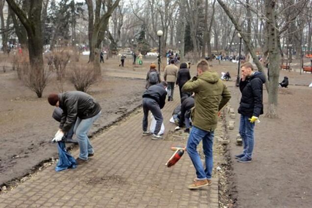 Кияни через соцмережі збираються на прибирання сміття в центрі столиці 1 березня