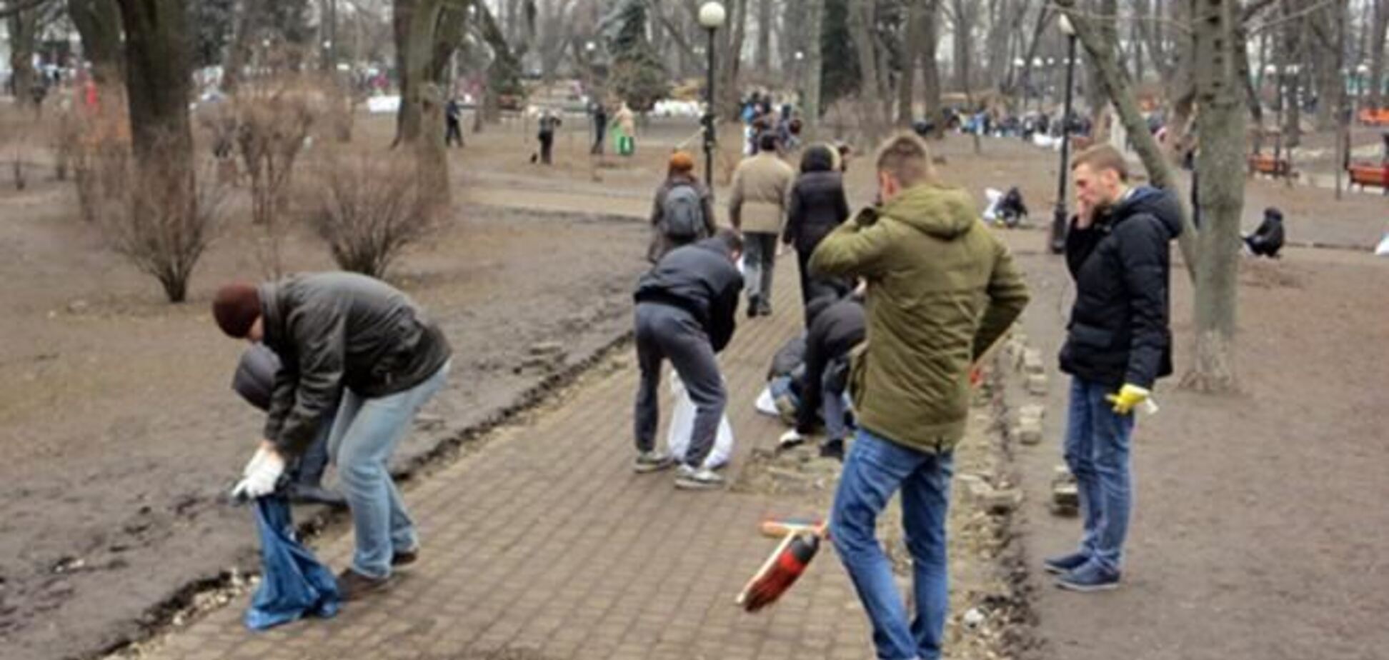 Киевляне через соцсети собираются на уборку мусора в центре столицы 1 марта