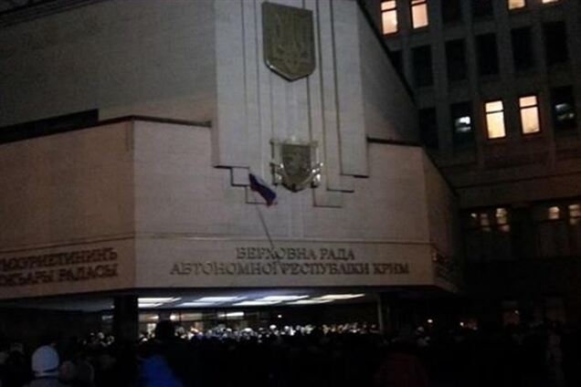 Крымчане вывесили на здании Верховного Совета флаг России