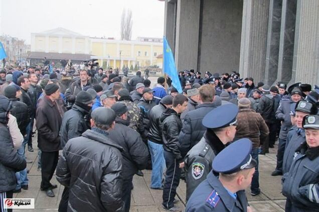 Милиция ушла с митинга возле здания крымского парламента