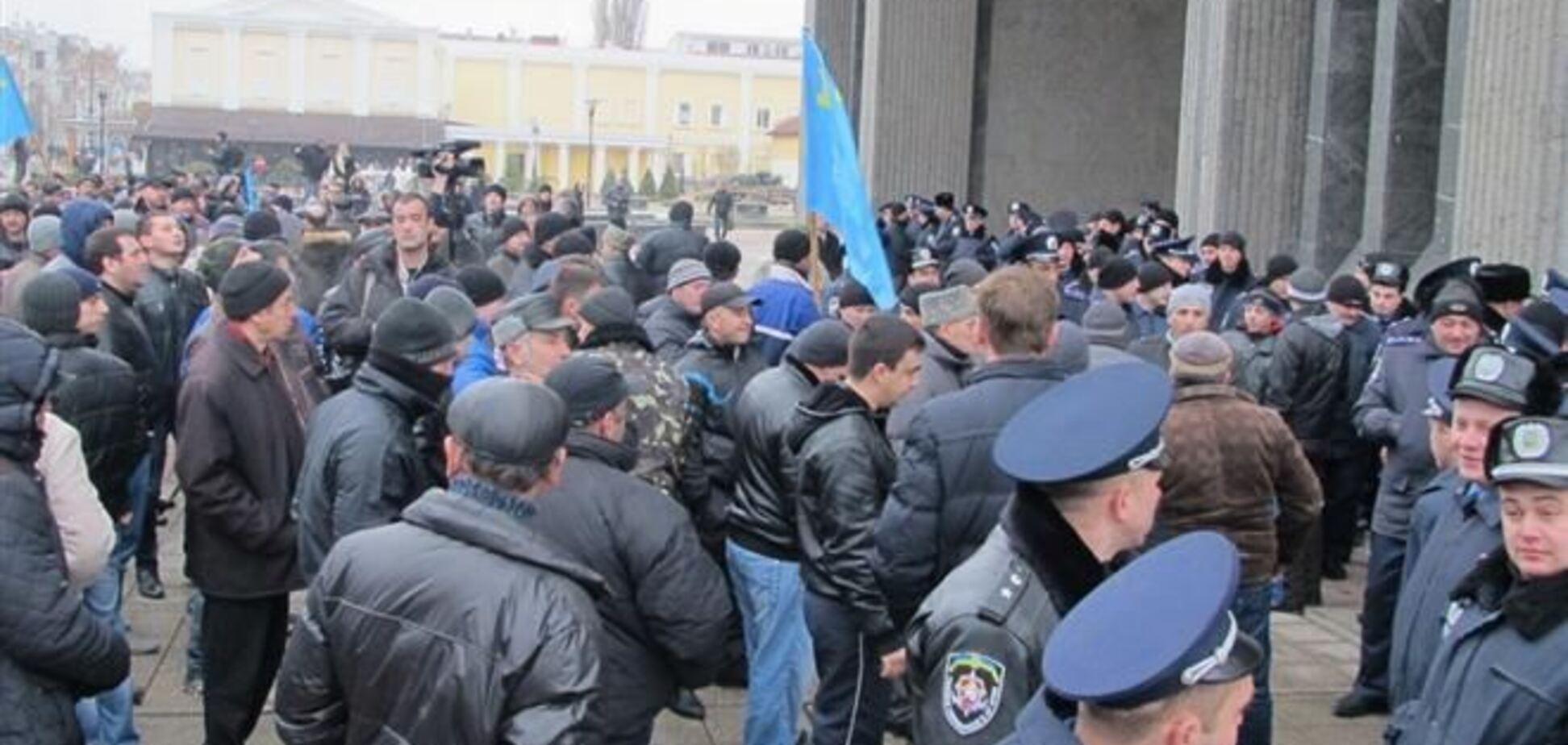 Милиция ушла с митинга возле здания крымского парламента