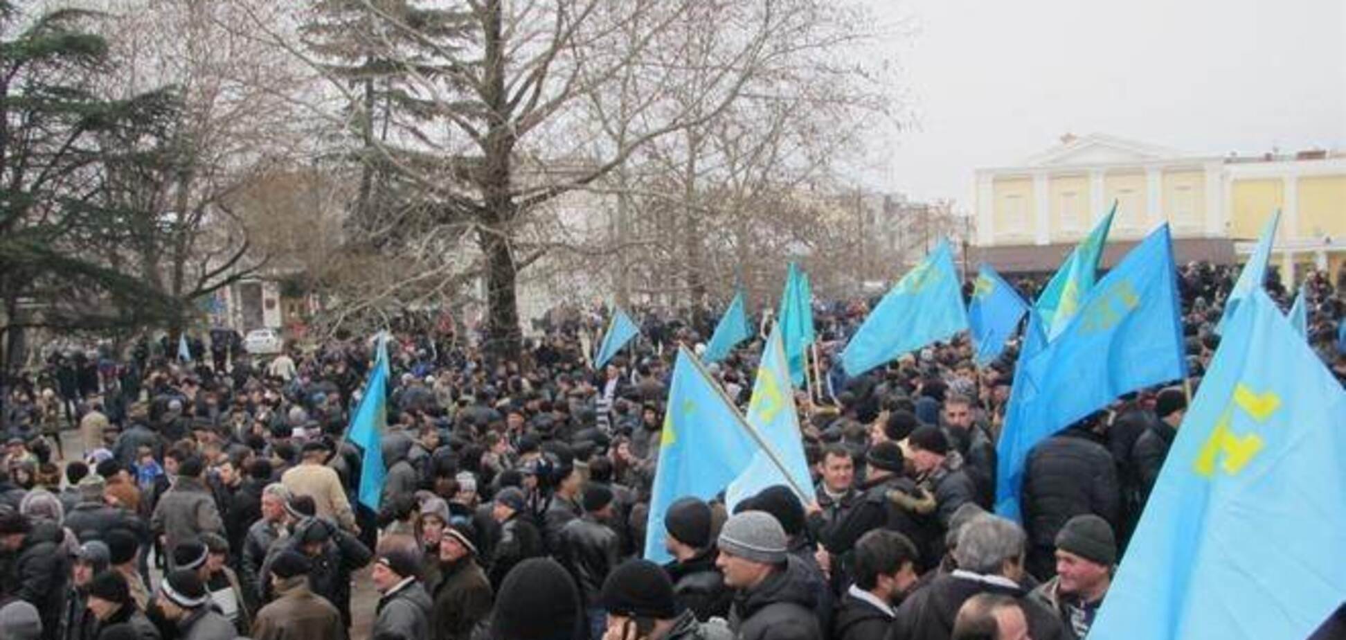 Возле парламента Крыма началась давка, вспыхивают драки