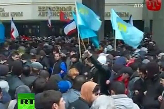 Под парламентом Крыма в ход пошли свето-шумовые гранаты