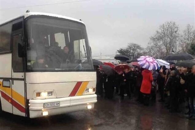 Севастопольцев автобусами отправляют на митинг у крымского парламента