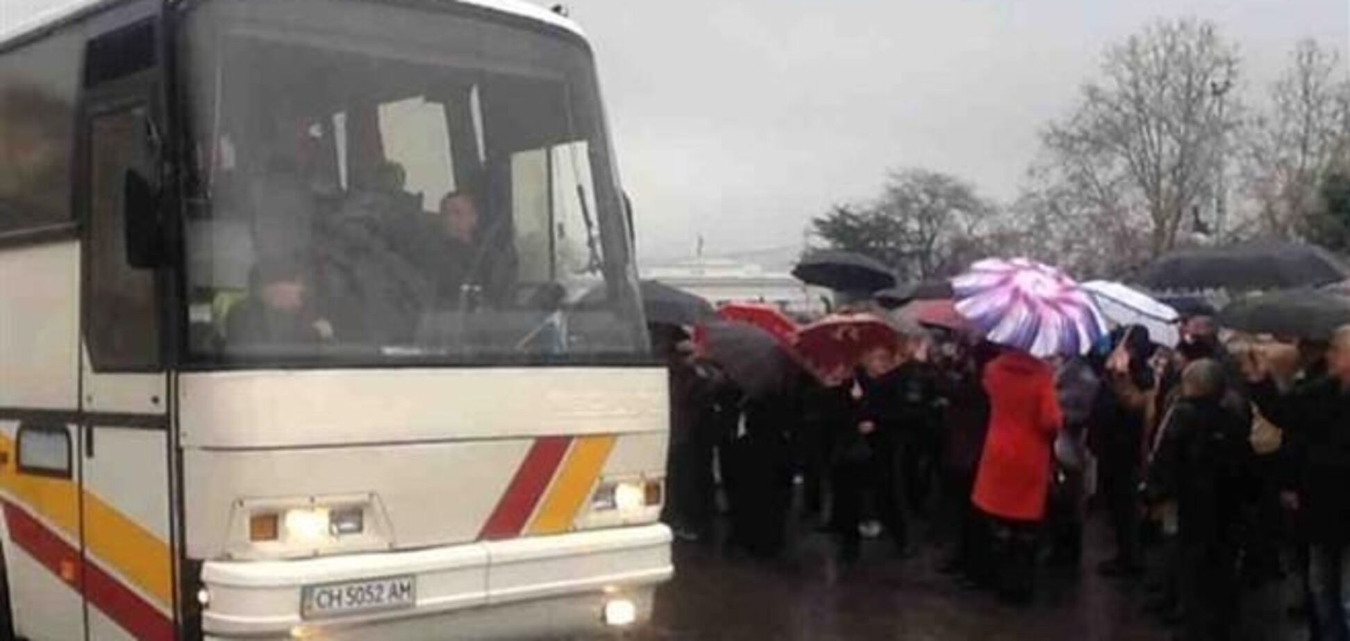 Севастопольцев автобусами отправляют на митинг у крымского парламента