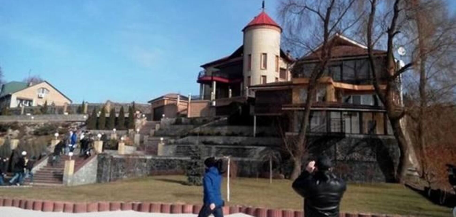 Активисты Автомайдана осмотрели черкасское поместье Олийныка