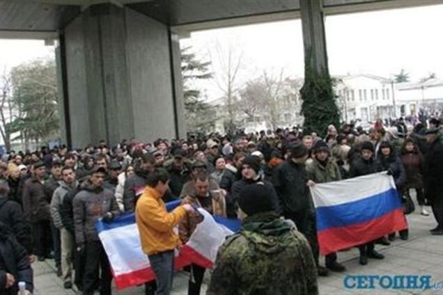 Под ВС Крыма сходятся сторонники и противники присоединения к России