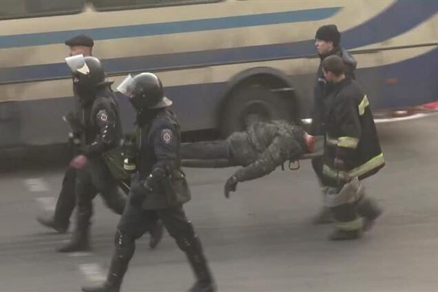 В сети появилось видео, на котором силовики несут обезглавленное тело