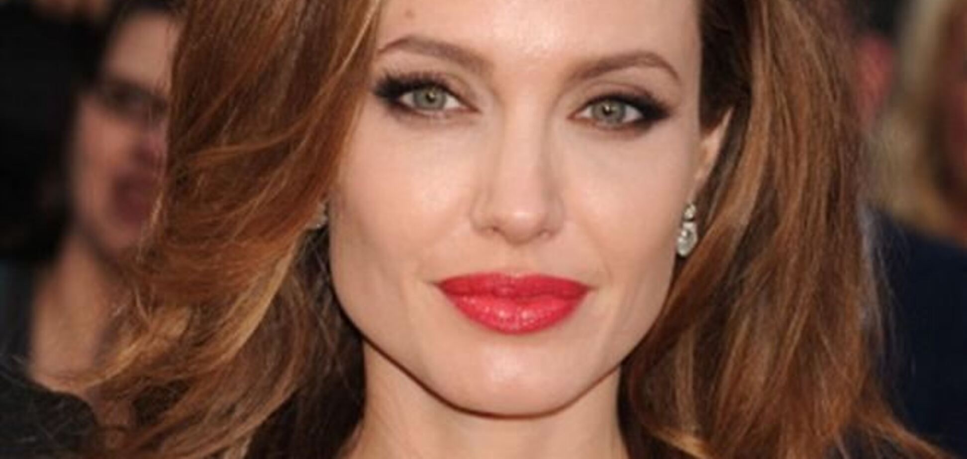 Анджелине Джоли необходимо срочно удалить яичники