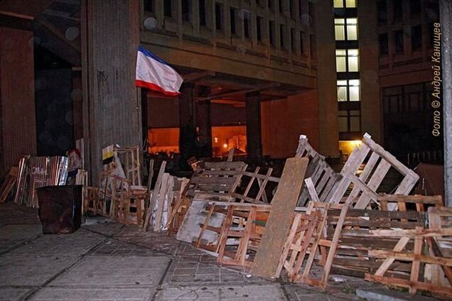 Вход в крымский парламент огражден баррикадой с флагом АРК