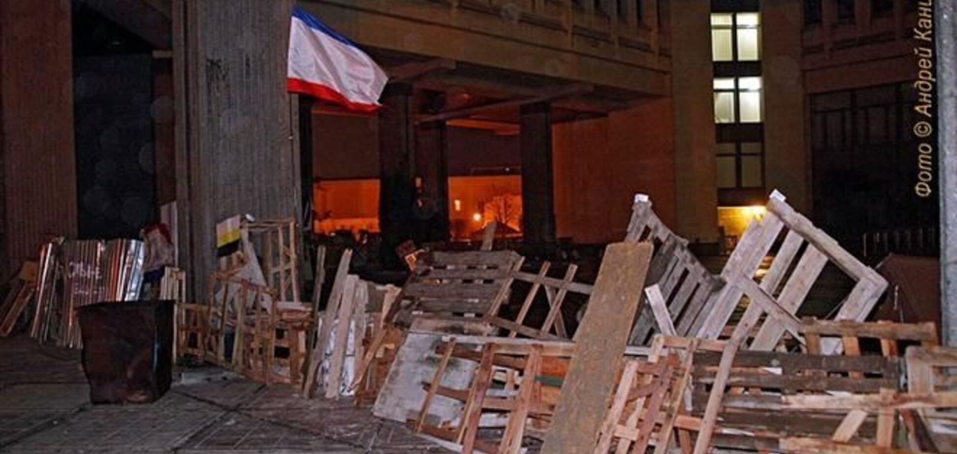 Вхід в кримський парламент огороджений барикадою з прапором АРК