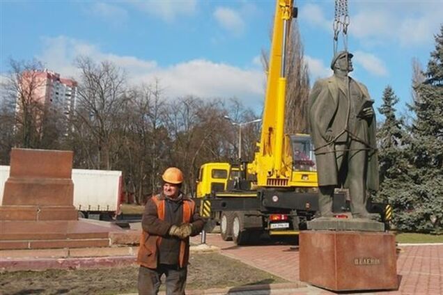 В Киеве демонтировали еще один памятник Ленину - говорят, последний