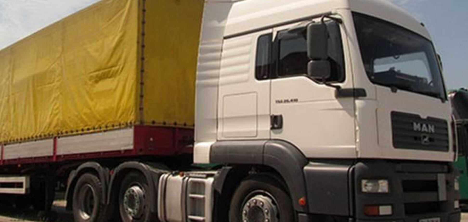 Грузоперевозчики Азербайджана приостановили рейсы в Украину