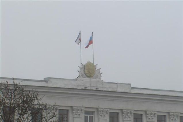 Захватчики пропускают депутатов в здание крымского парламента