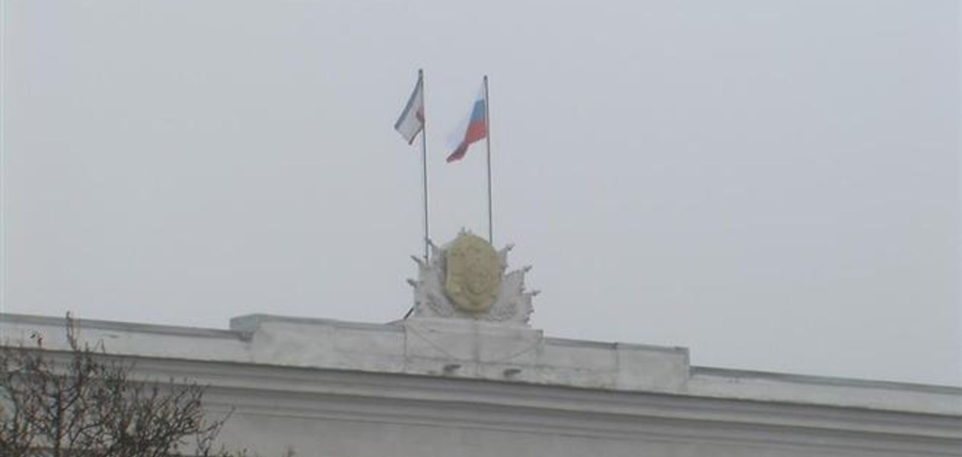 Загарбники пропускають депутатів у будівлю кримського парламенту 