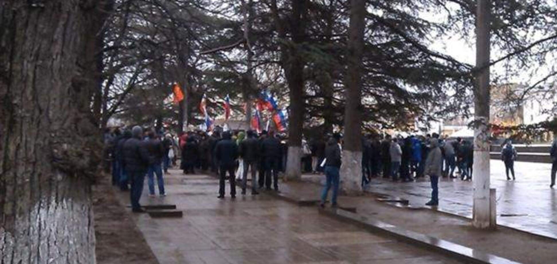 У крымского парламента собираются пророссийские активисты