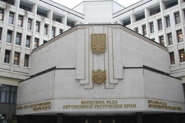 Вооруженные люди заняли здания правительства и парламента Крыма