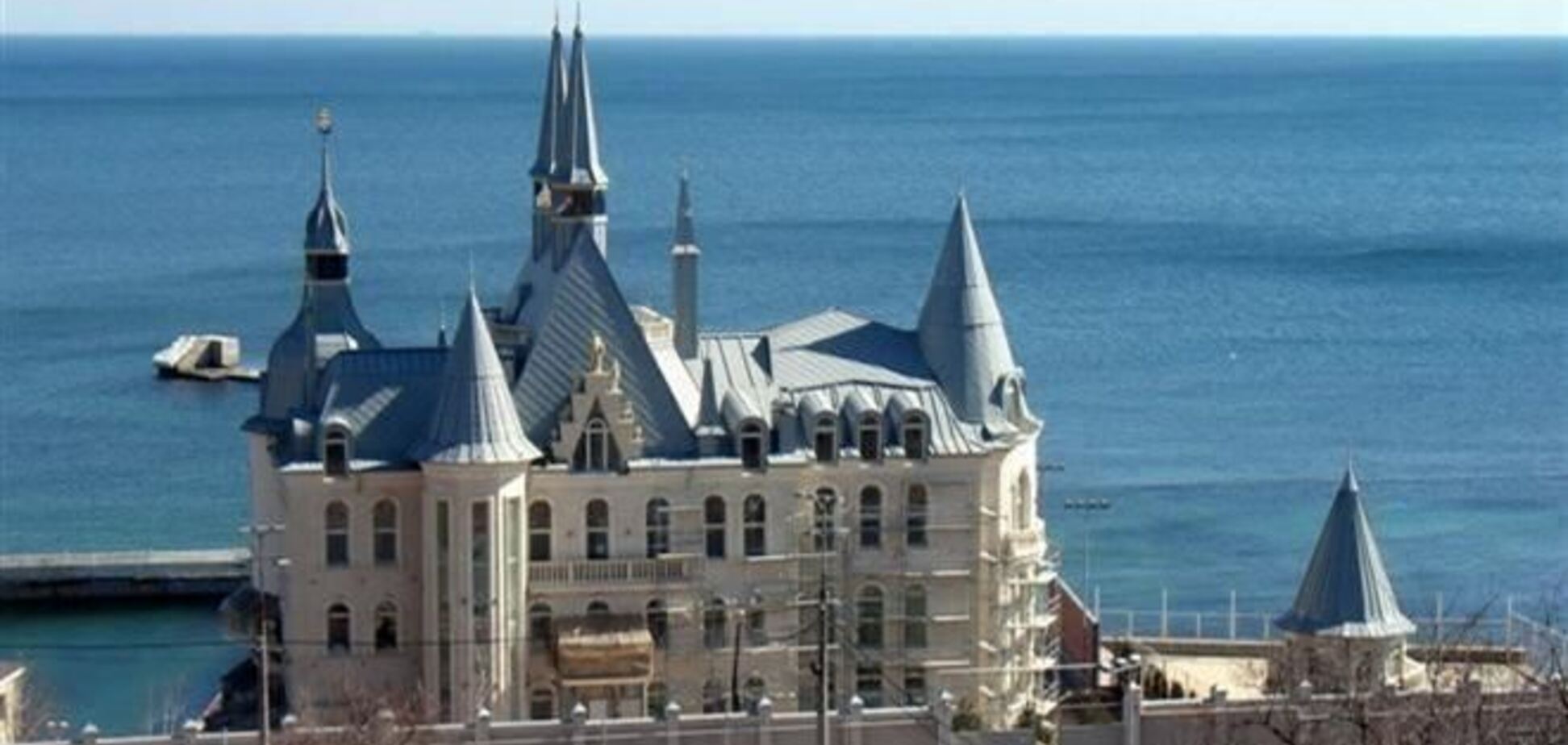 Студенты Кивалова отрицают, что несут службу по охране его особняка