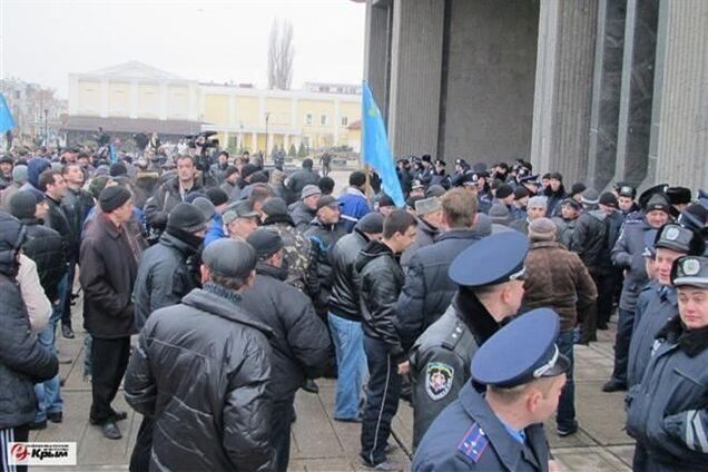 В столкновениях возле парламента Крыма травмированы 35 человек, 2 умерли