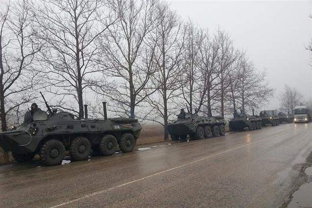 Российские БТРы под Симферополем блокируют местные жители - СМИ