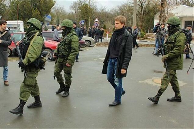 Аэропорт Симферополя: люди в камуфляжах с пулеметами и Жириновский