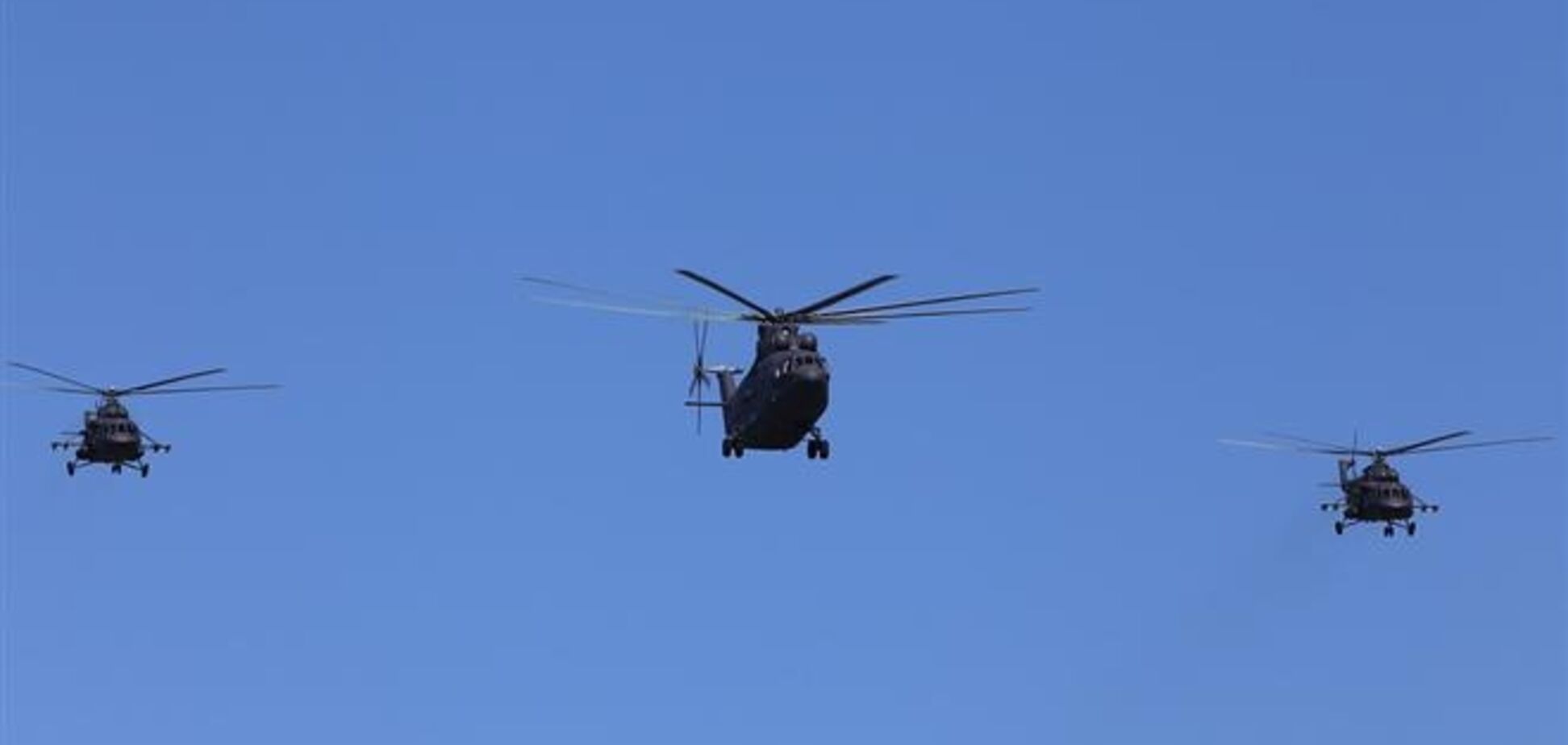 В Севастополь прилетели 8 российских военных вертолетов 