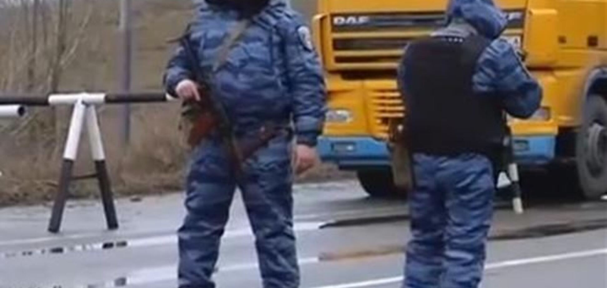 В'їзд до Криму і захоплені адмінбудинку в Сімферополі під контролем 'Беркута' - ЗМІ